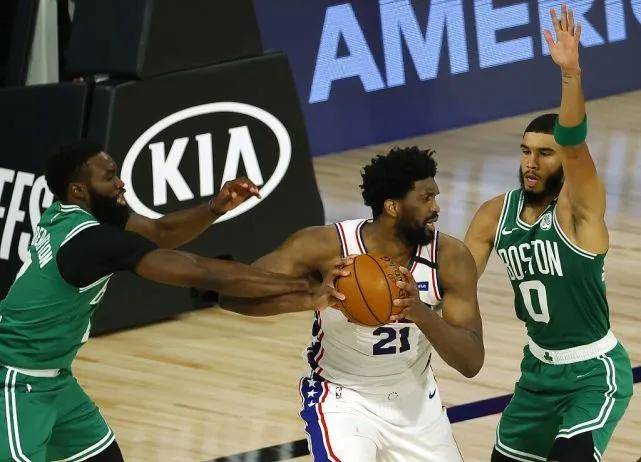  塔图姆44分绿军险胜76人  