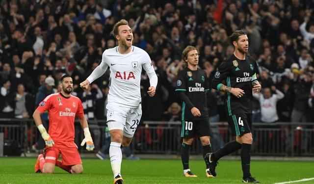  热刺死忠横幅致敬贝尔退役  